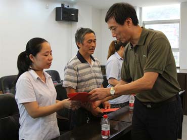 省總工會(huì)黨組書記、副主席陳震一行到順昌虹潤(rùn)精密儀器有限公司慰問困難職工